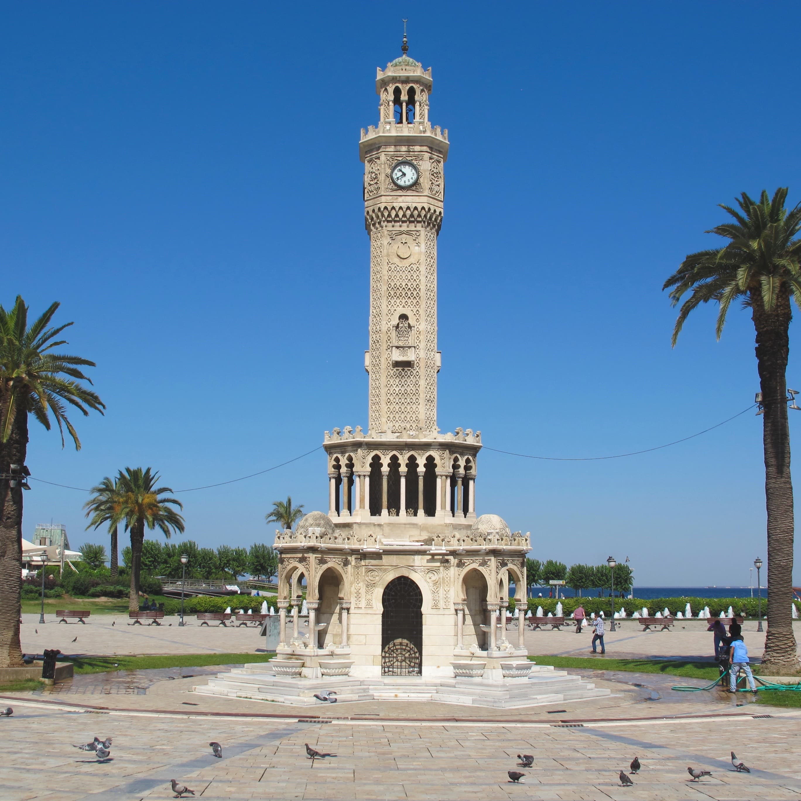 İzmir Saat Kulesi, Konak Meydanı